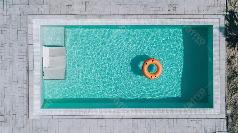 Foto Aérea Piscina Retangular Boia Laranja Verão