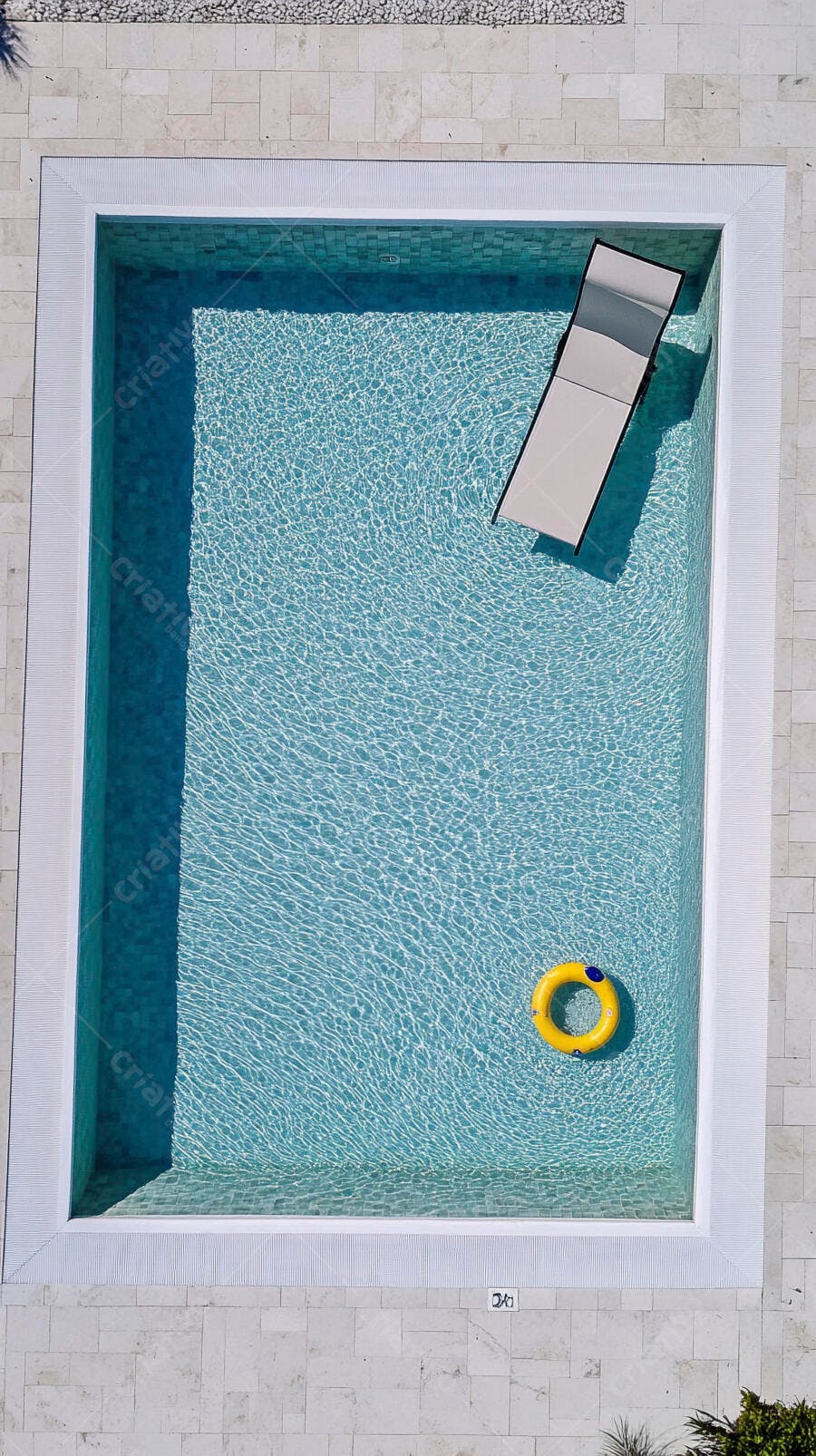 Foto Aérea Piscina Retangular Boia Amarela Espreguiçadeira