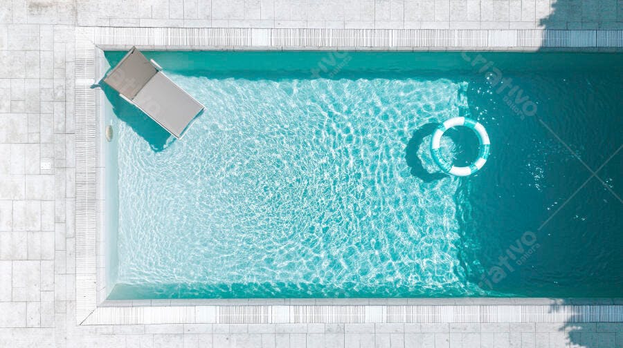 Foto Aérea Piscina Retangular Azul com Boia e Espreguiçadeira