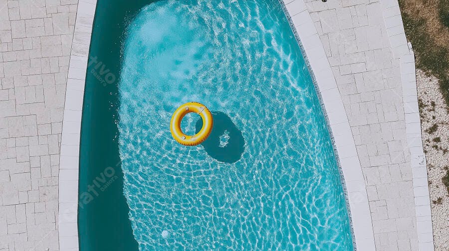 Foto Aérea Boia Amarela Piscina Água Azul Verão