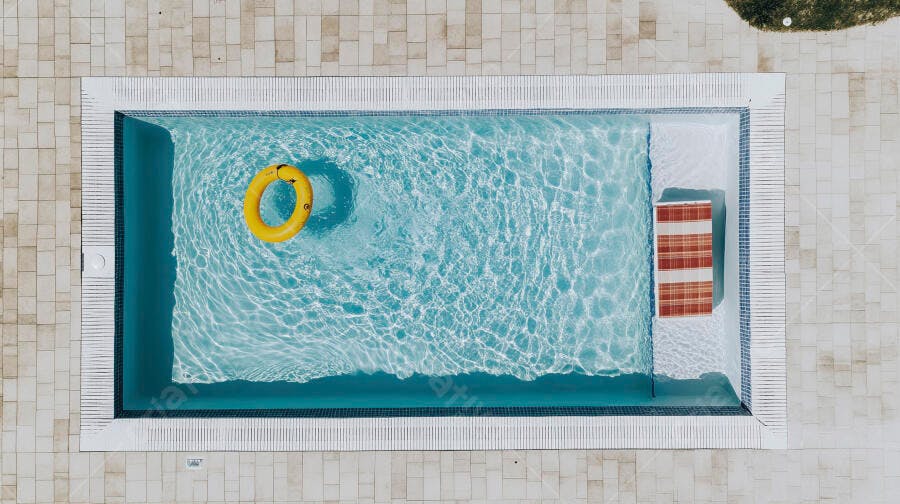 Foto Piscina Vista Aérea com Boia Amarela Verão