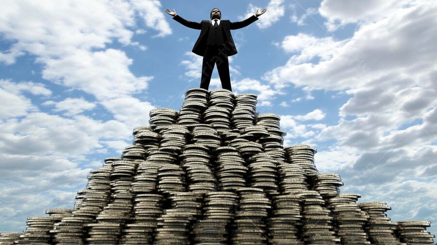 Foto Homem de Negócios no Topo de Pilha de Moedas Sucesso Financeiro