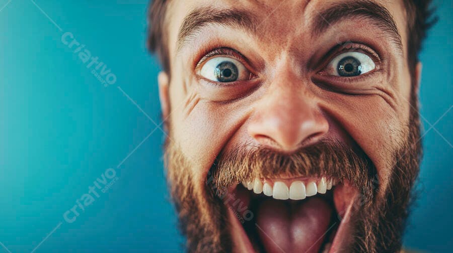Foto Homem Barbudo Expressão Facial Engraçada Olhos Abertos