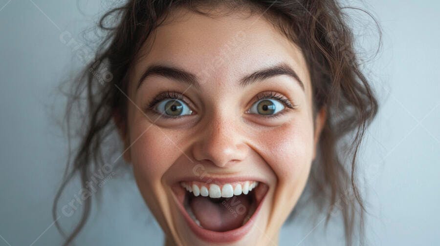 Foto Retrato Mulher Jovem Expressão Surpresa Boca Aberta