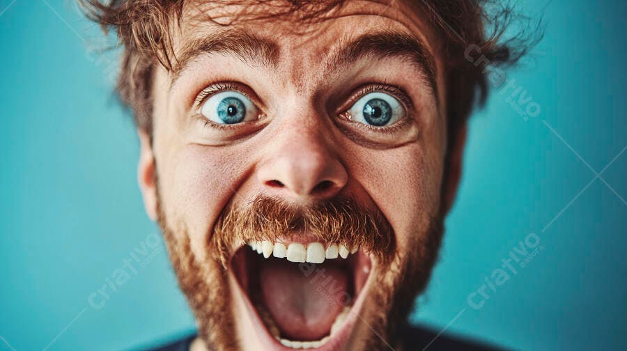 Foto Homem Barba Ruiva Olhos Azuis Gritando Expressão Chocada