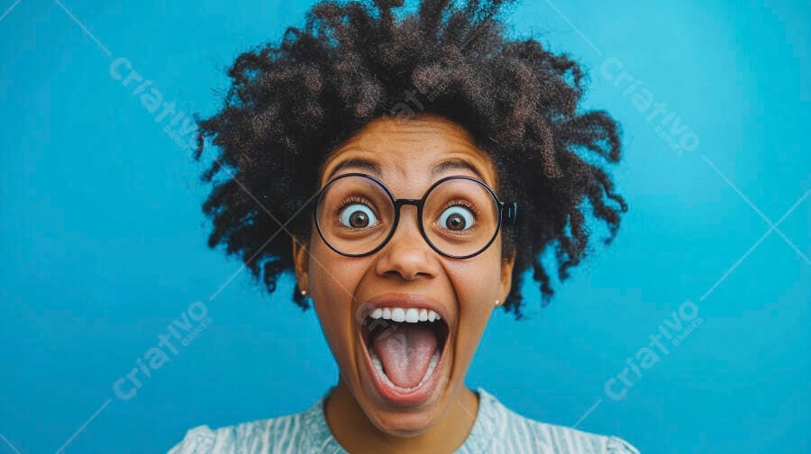 Mulher negra com óculos redondos e cabelo afro expressando surpresa em estúdio azul