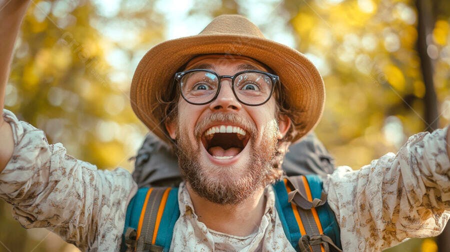 Homem caucasiano feliz aventureiro gritando com chapéu e óculos na floresta