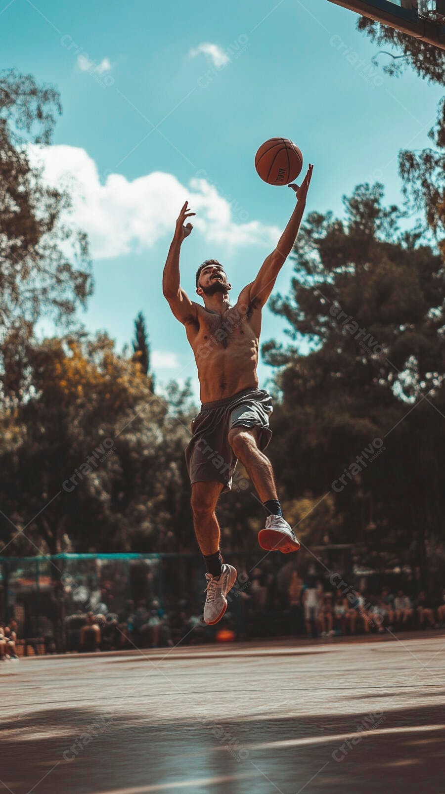 Jogador de basquete saltando para arremessar em quadra ao ar livre