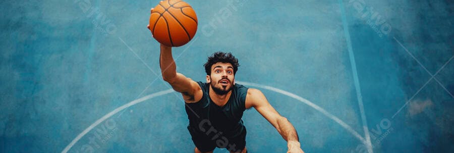 Jovem homem barbudo jogando basquete em quadra azul