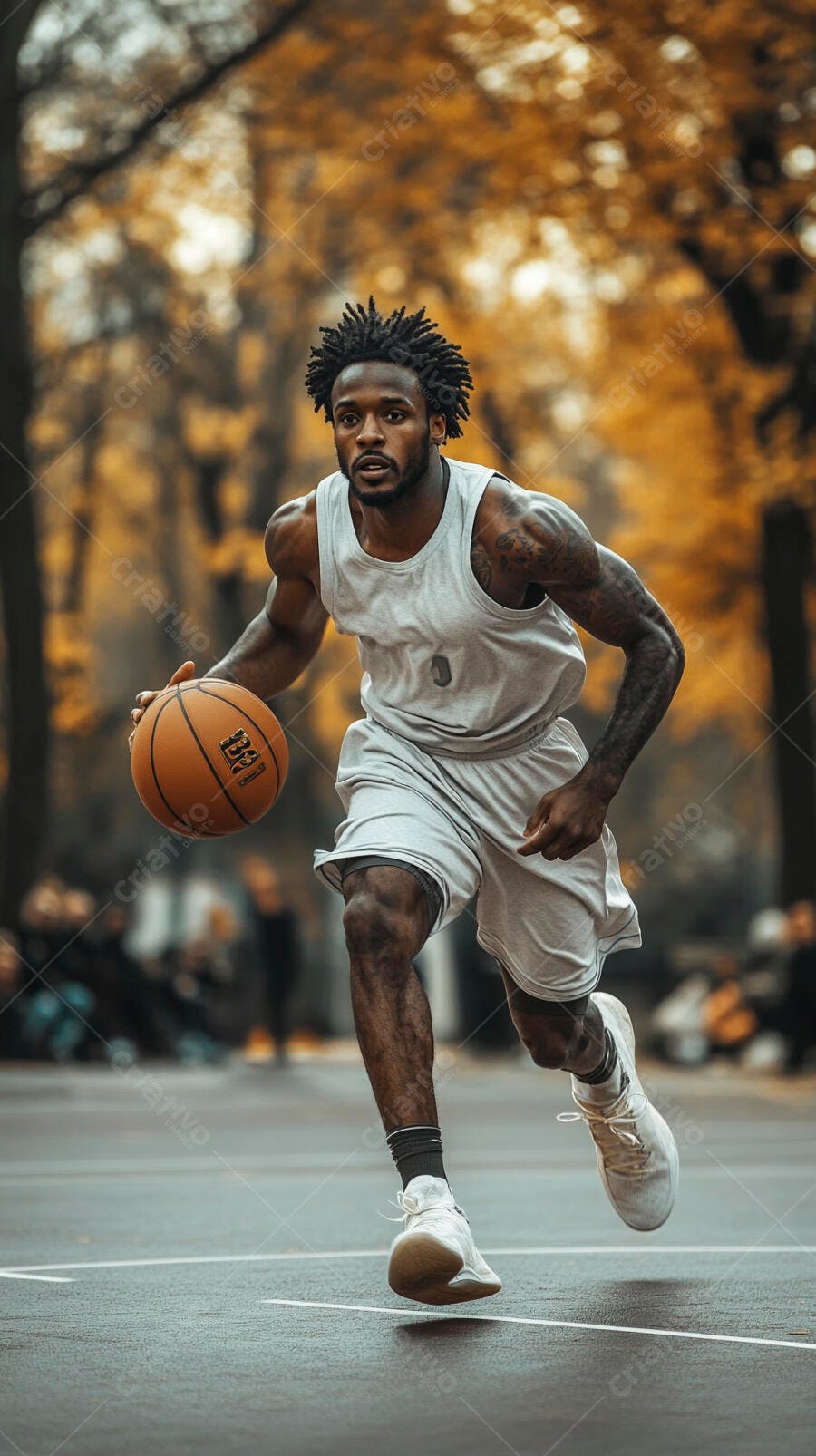 Homem negro atleta de cinza jogando basquete em quadra externa de outono