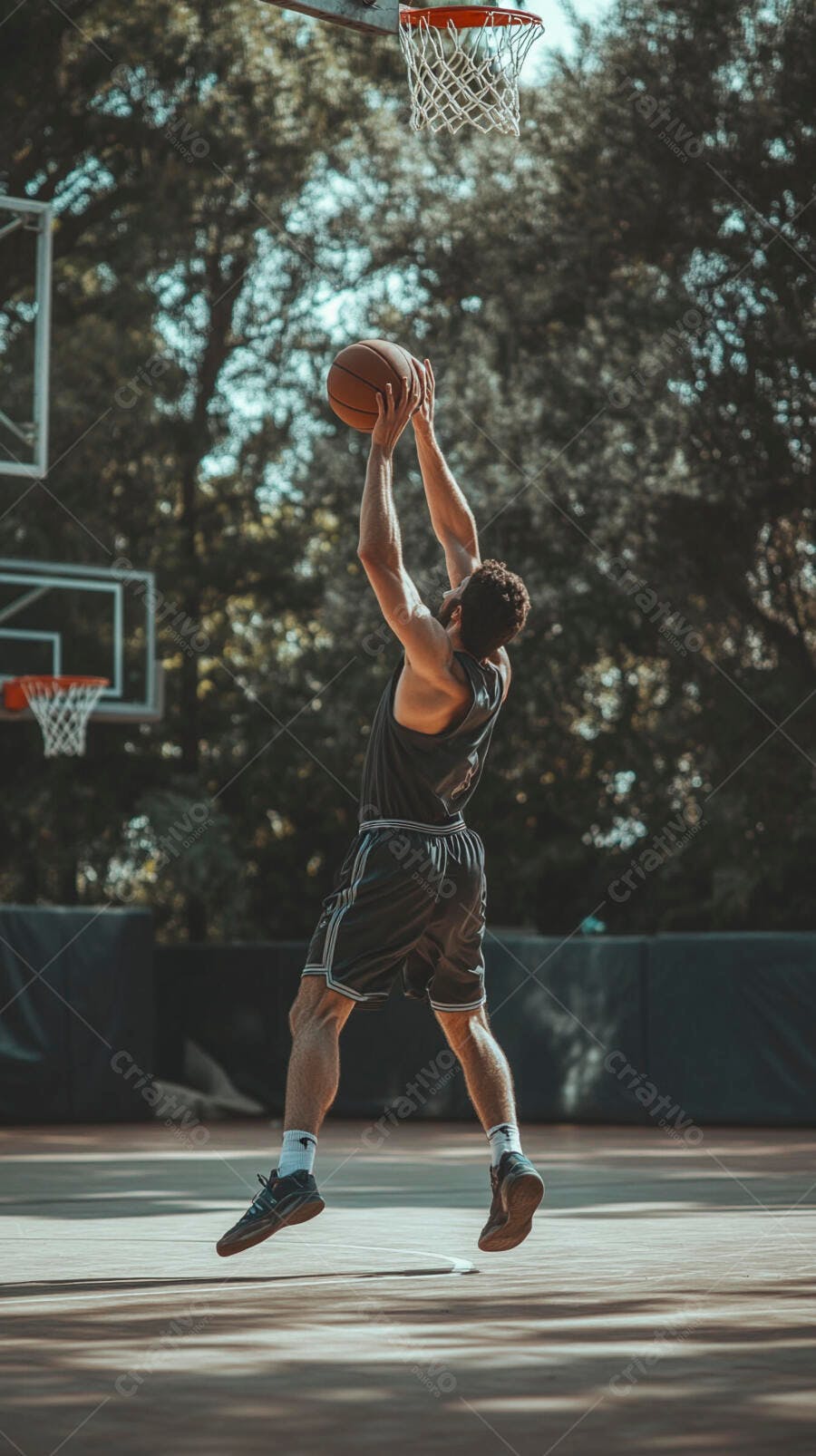 Homem atleta branco pulando para cesta de basquete em quadra externa