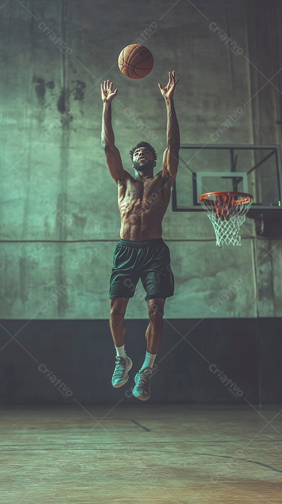 Homem negro musculoso pulando para enterrar bola de basquete em quadra escura