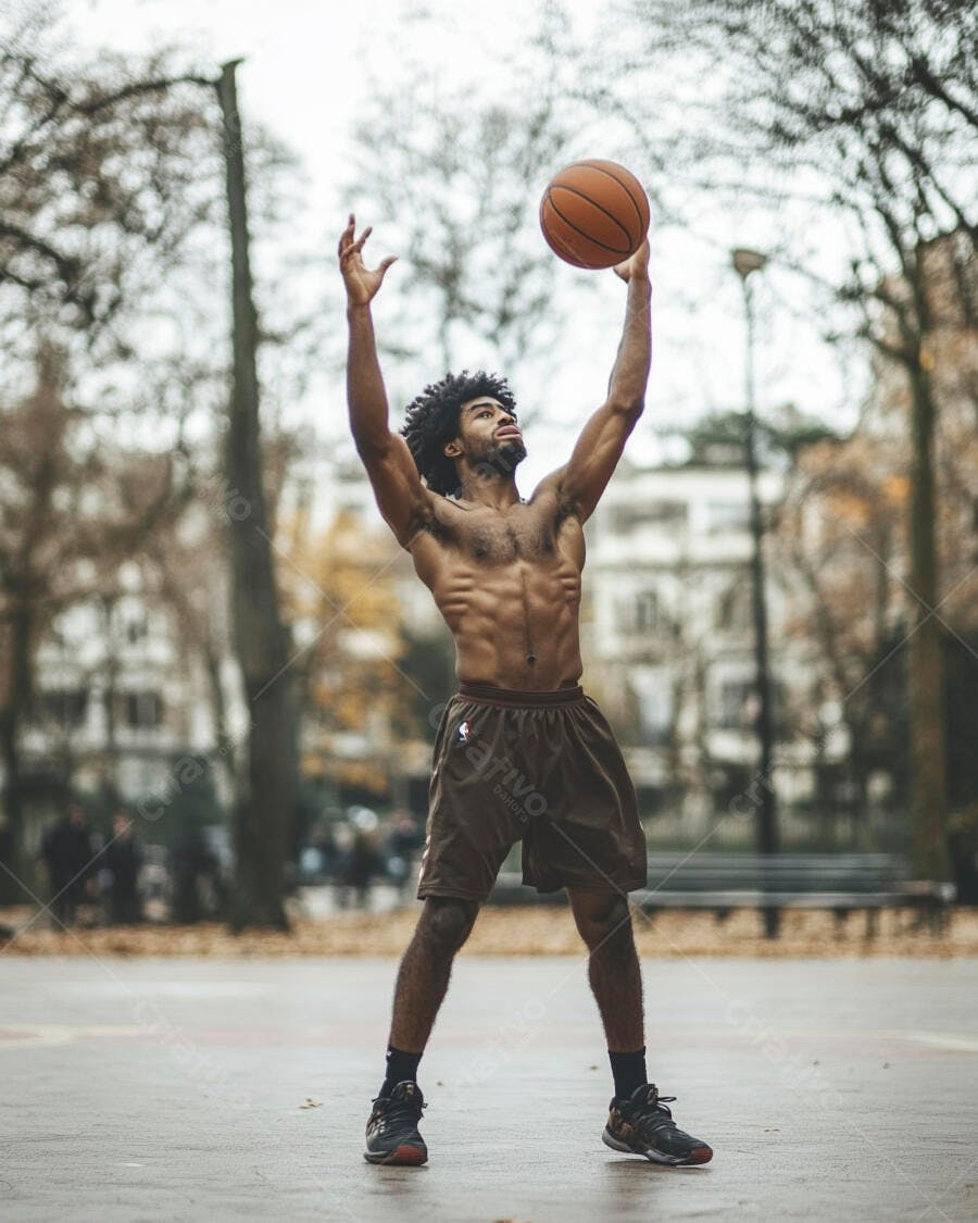 Homem negro atlético jogando basquete sem camisa em quadra externa urbana