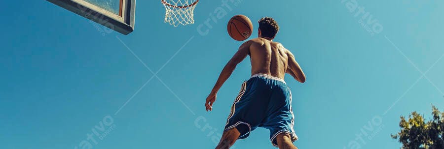 Homem jovem atlético de pele morena jogando basquete sob o céu azul