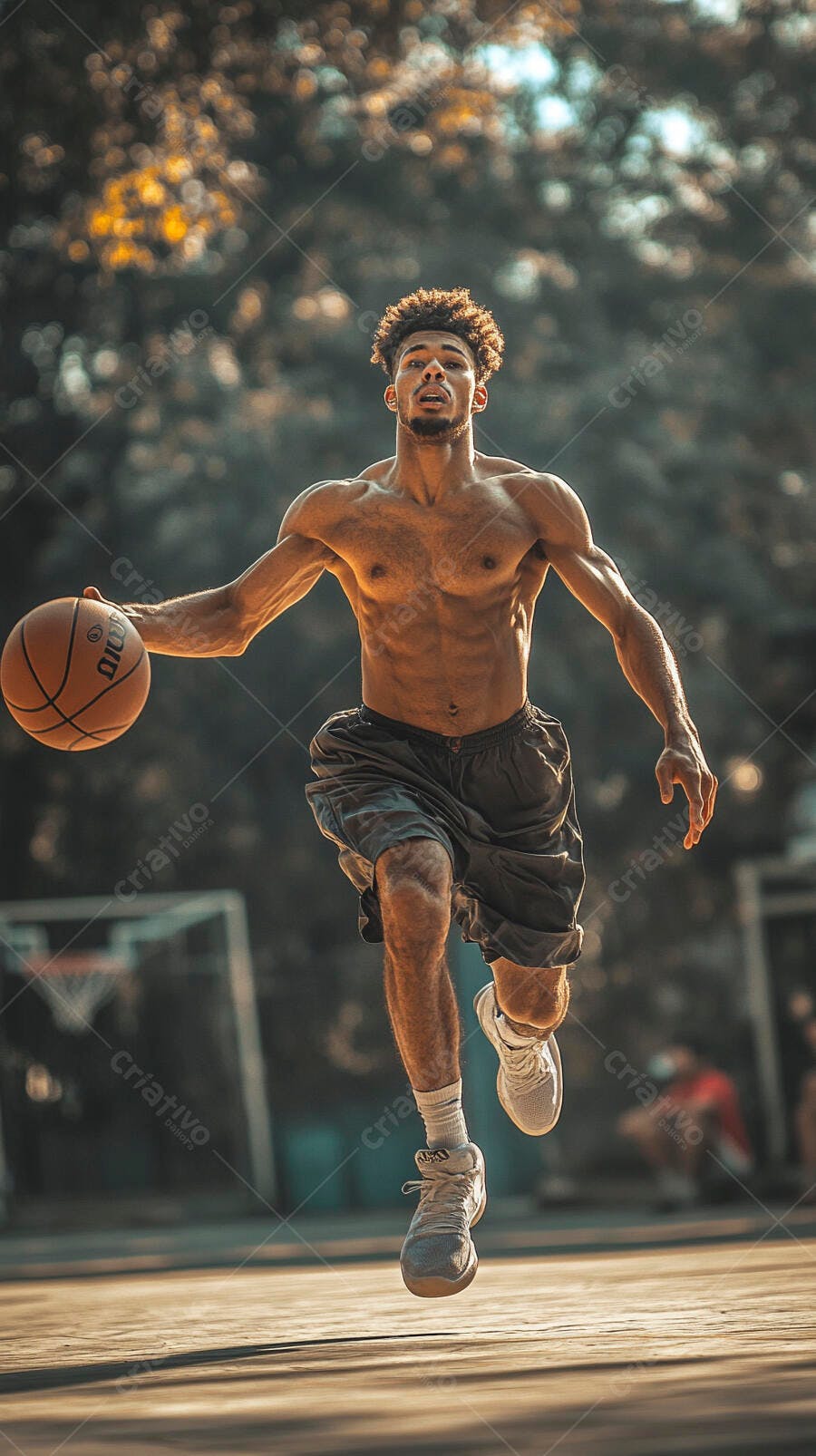 Jovem atleta negro driblando bola de basquete em quadra ao ar livre
