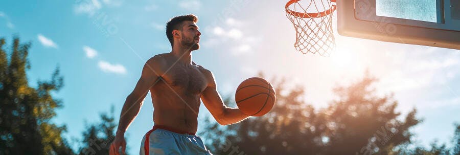 Homem atlético sem camisa jogando basquete em quadra externa sob céu azul ensolarado