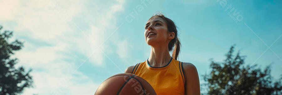 Mulher jovem atleta de basquete com camiseta amarela ao ar livre em dia claro