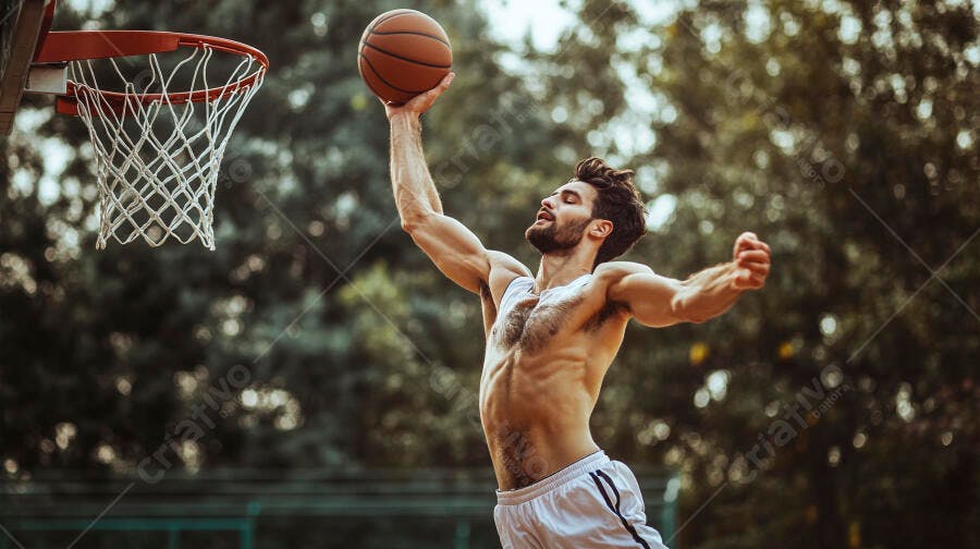 Homem musculoso branco jogando basquete pulando para enterrar em quadra ao ar livre