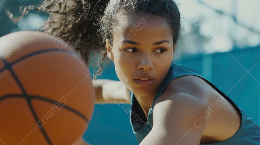 Mulher afro-americana jogando basquete com bola laranja em quadra azul