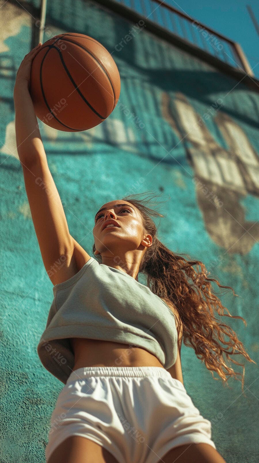 Mulher morena atlética jogando basquete em quadra urbana