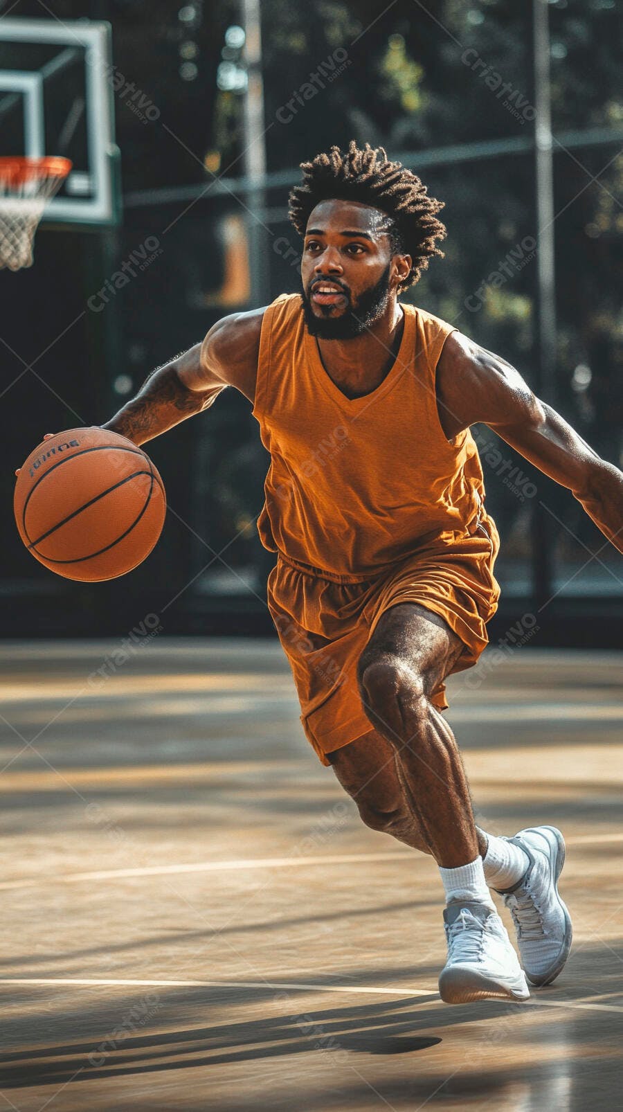 Jogador de basquete negro driblando a bola na quadra ensolarada ao ar livre