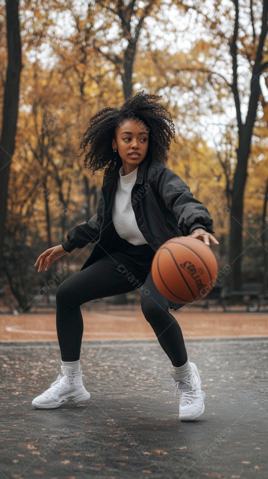 Mulher negra driblando basquete em parque outonal com folhas amarelas