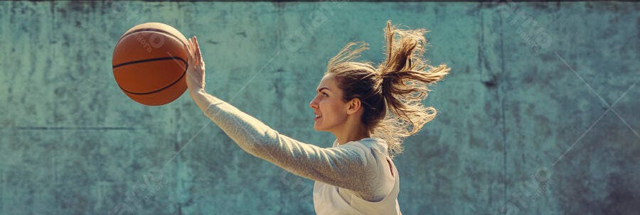 Mulher jovem jogando basquete com energia ao ar livre