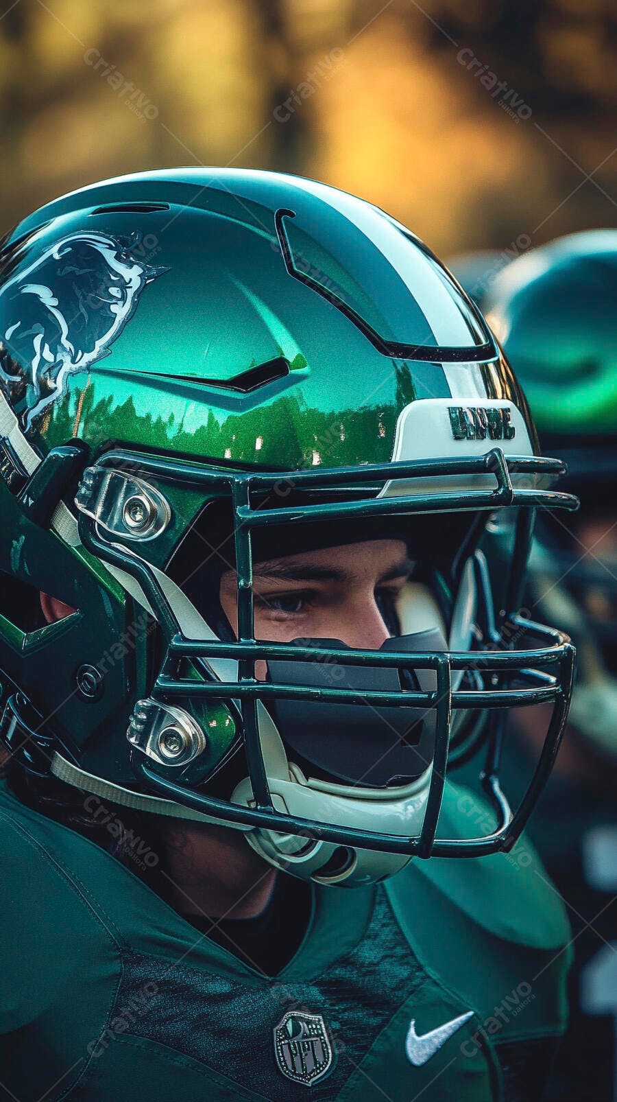 Jogador de futebol americano jovem com capacete verde em campo