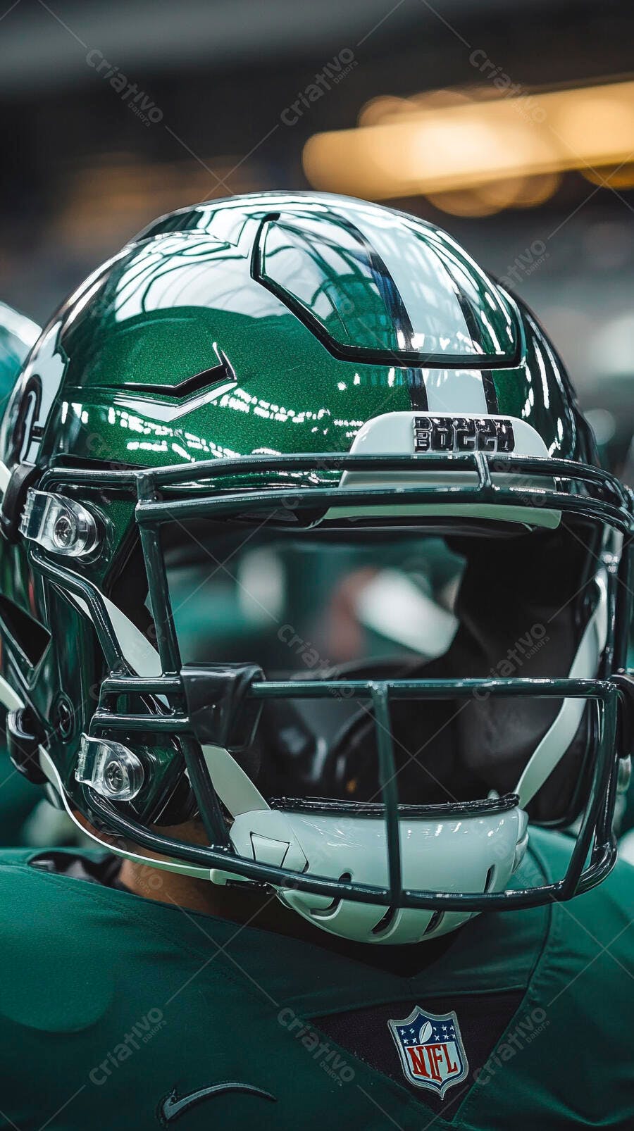 Capacete de futebol americano verde brilhante com logo NFL detalhado