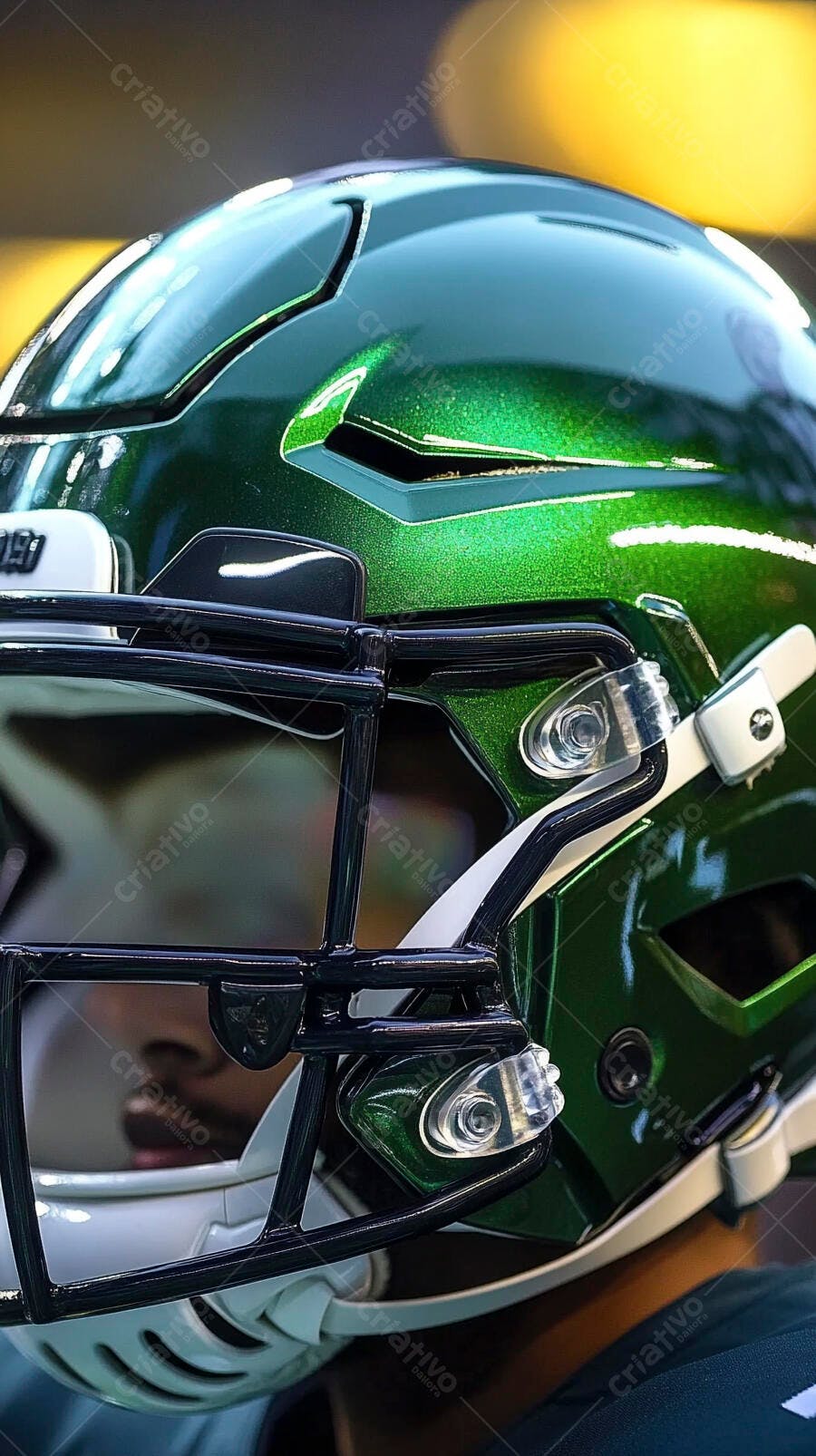 Capacete de futebol americano verde brilhante com jogador em campo