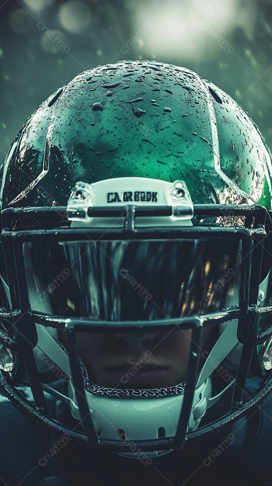 Jogador de futebol americano com capacete verde molhado na chuva close-up