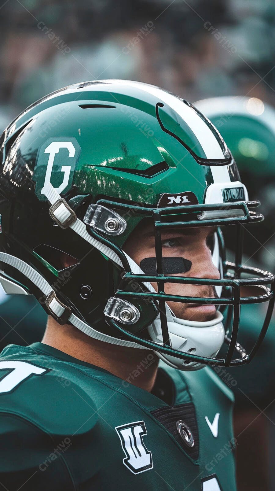 Jogador de futebol americano caucasiano de capacete verde em campo