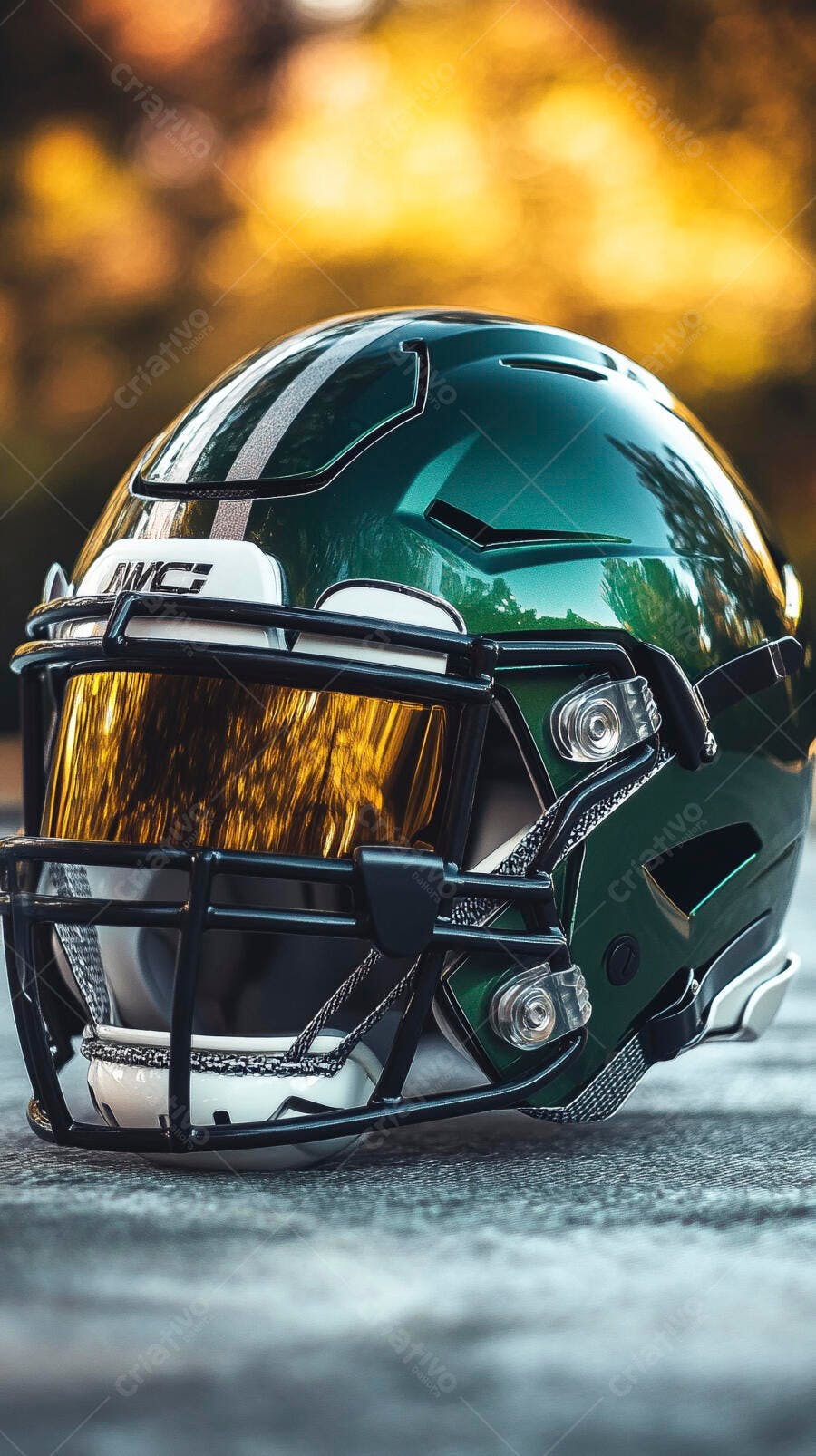 Capacete de futebol americano verde escuro com viseira dourada em detalhe