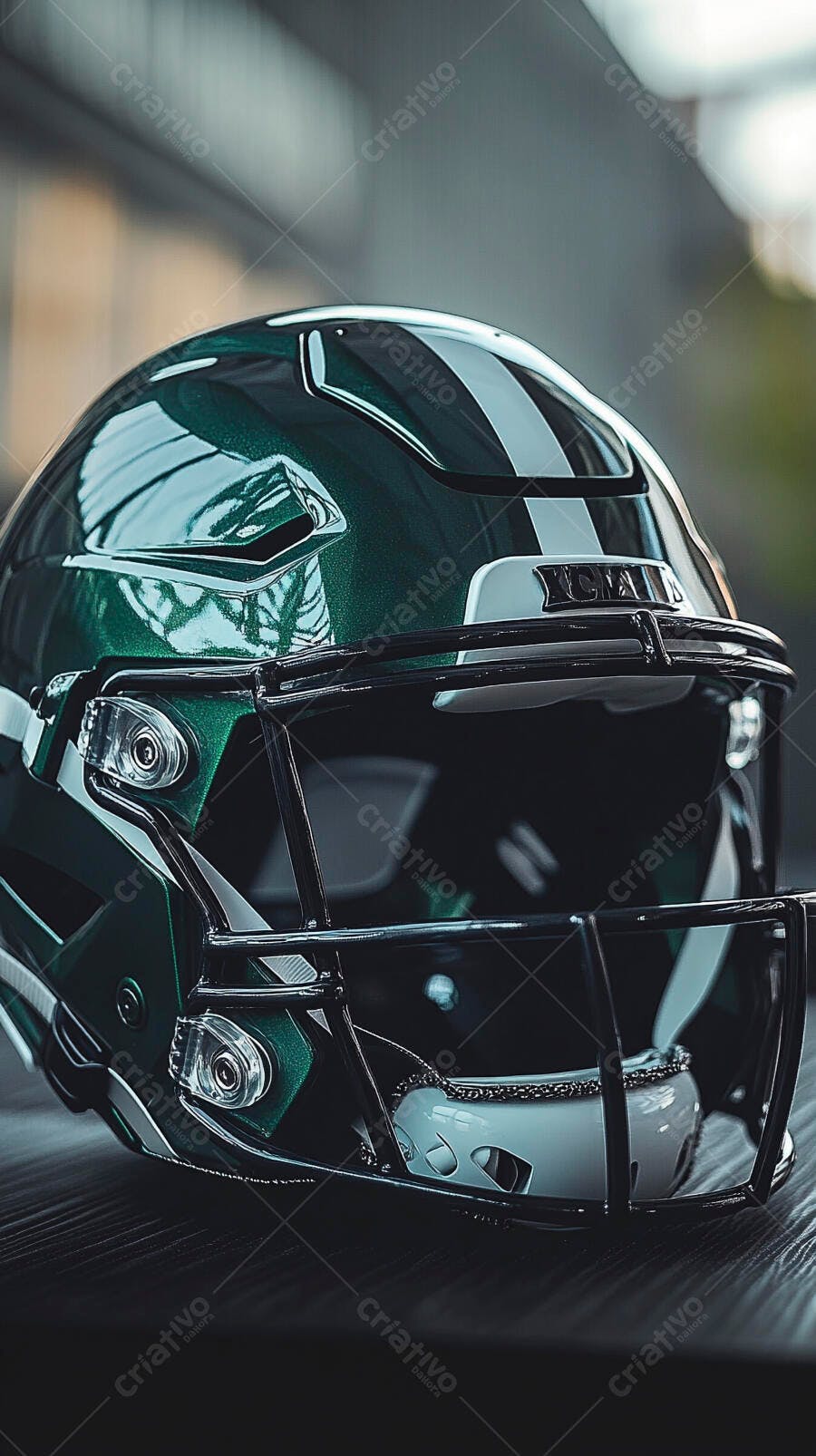 Capacete de futebol americano verde escuro com listras brancas