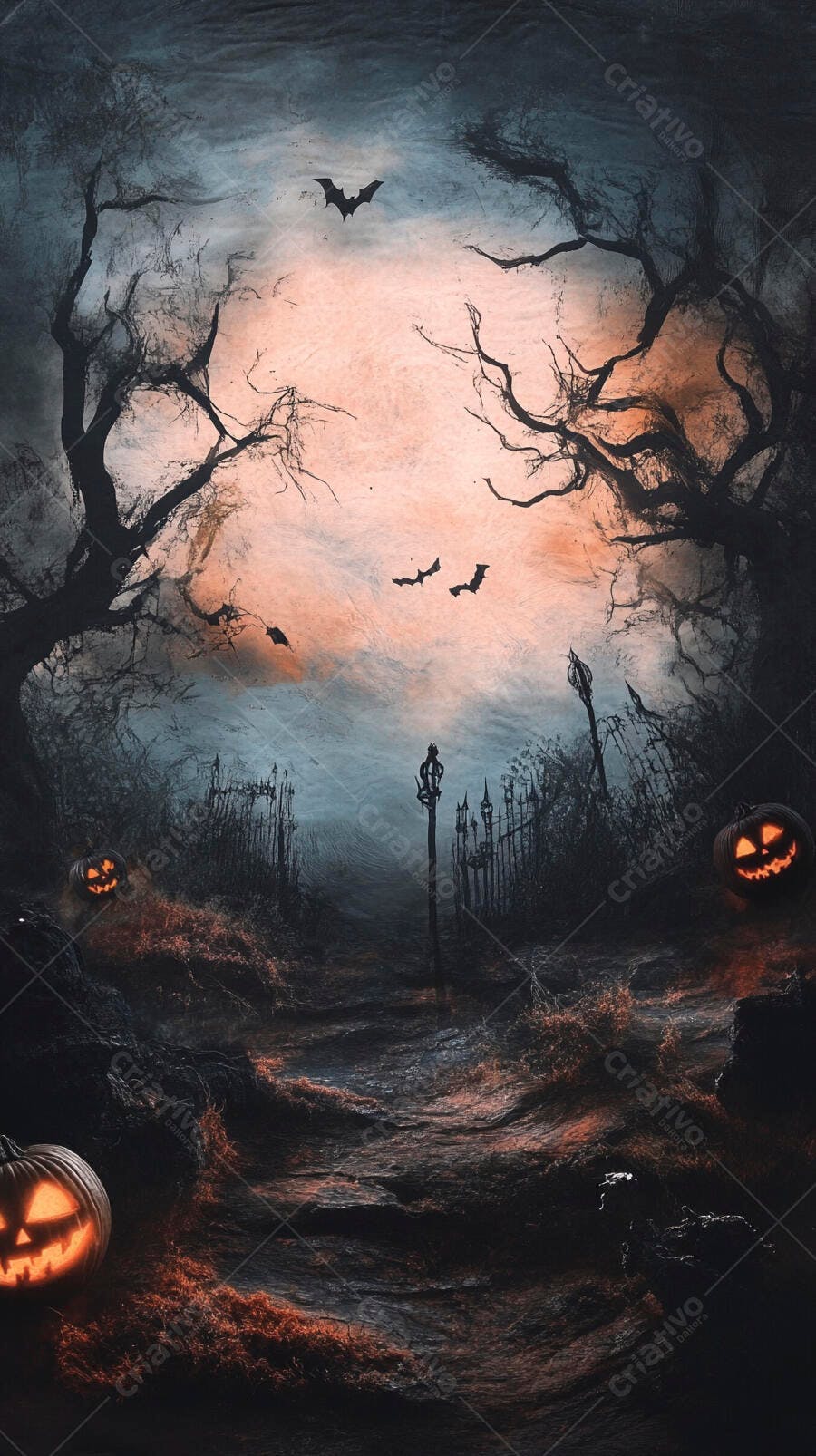 Cenário de Halloween sombrio com abóboras luminosas e morcegos em floresta escura ao anoitecer