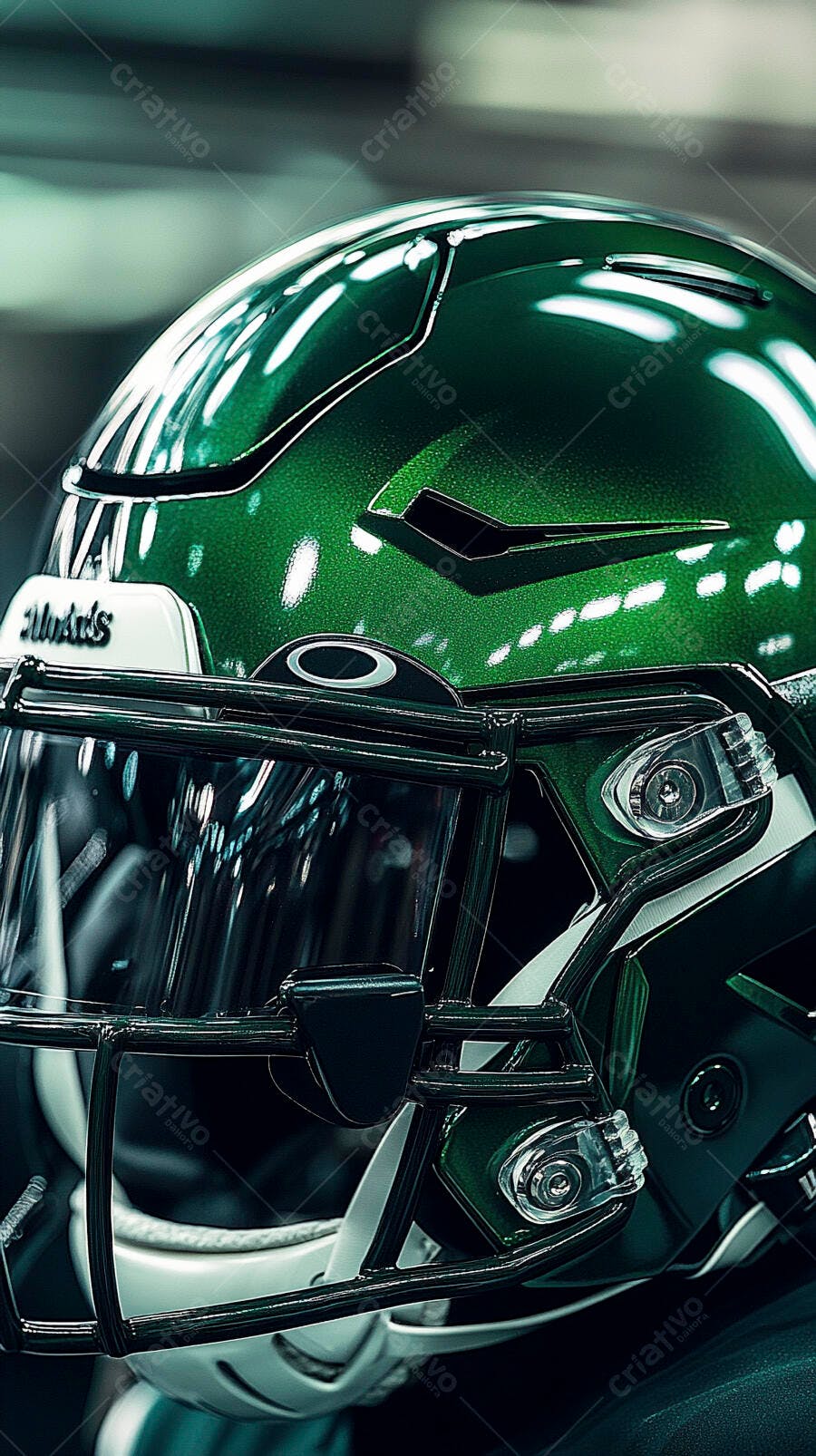 Capacete de futebol americano verde metálico com face mask em close-up