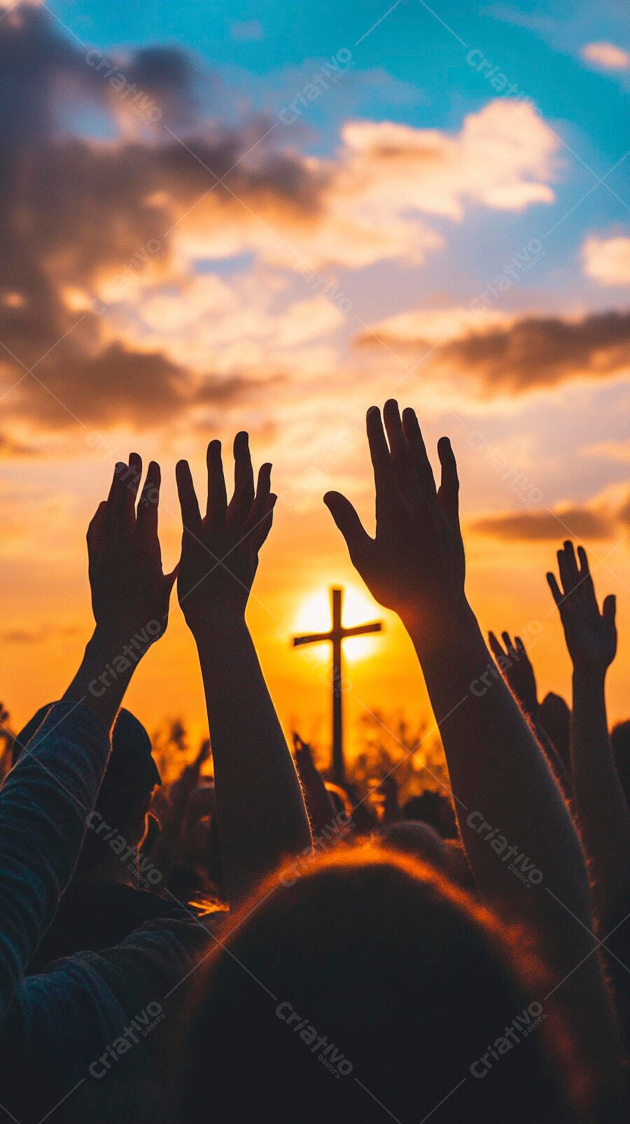 Mãos levantadas em adoração ao por do sol com cruz e céu alaranjado