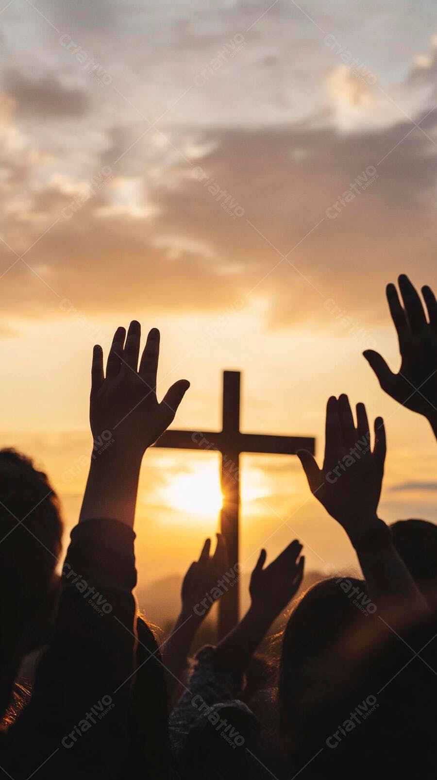 Pessoas de mãos levantadas em adoração com cruz ao pôr do sol dourado