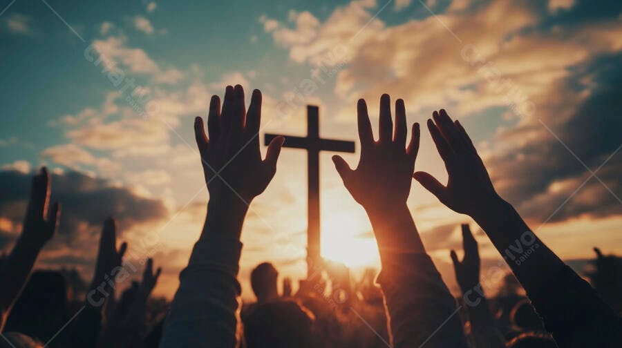 Mãos erguidas de fiéis com cruz ao pôr do sol em momento de adoração