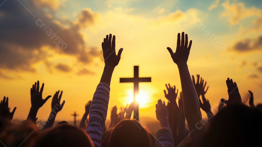 Pessoas adorando com mãos levantadas e cruz ao pôr do sol dourado