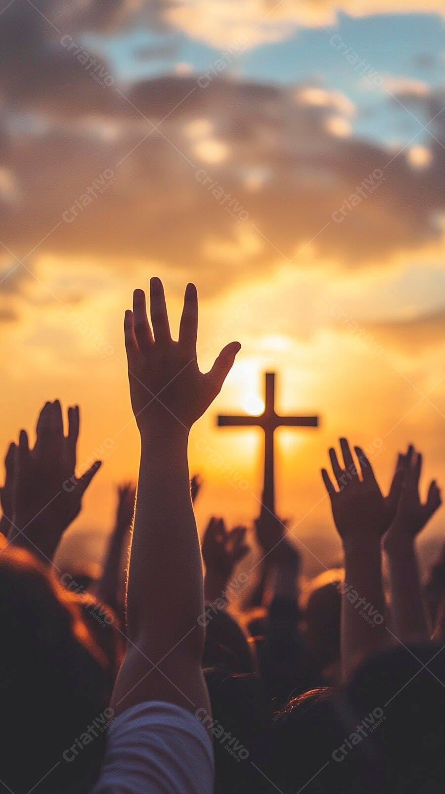 Mãos levantadas em adoração de pessoas com cruz durante o pôr do sol