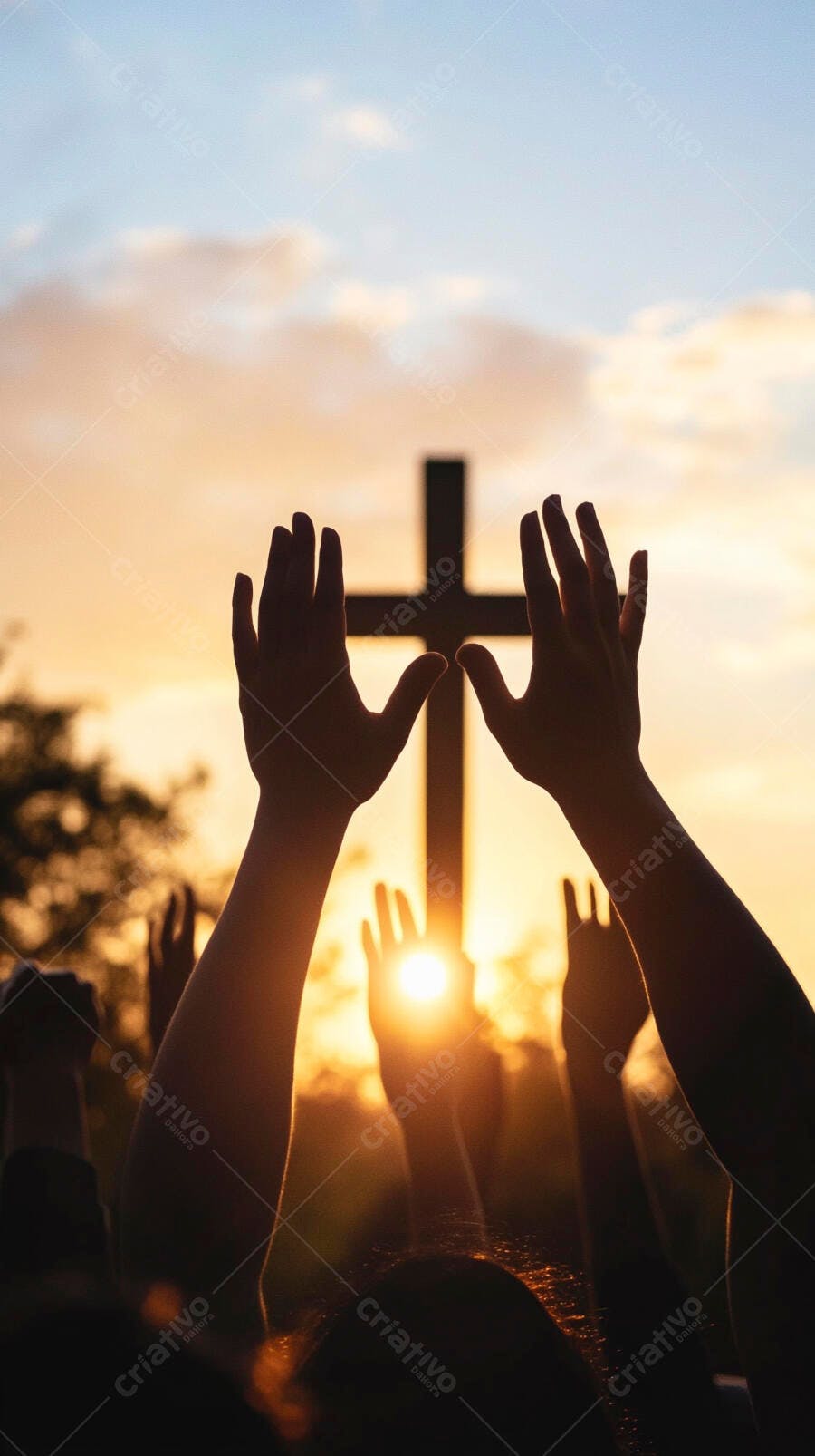 Mãos erguidas em louvor com cruz ao pôr do sol dourado