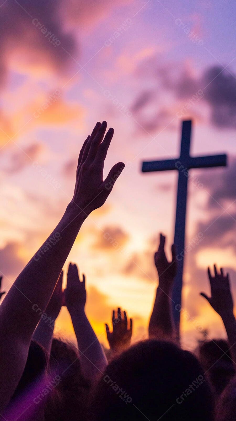 Pessoas com mãos erguidas em adoração ao entardecer com cruz cristã