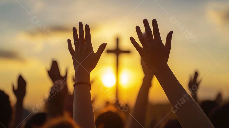 Mãos levantadas em adoração ao nascer do sol com cruz religiosa