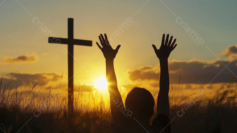 Pessoa erguendo as mãos em oração com cruz e pôr do sol dourado