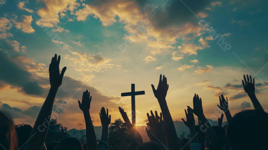 Mãos levantadas em adoração ao nascer do sol com cruz no horizonte
