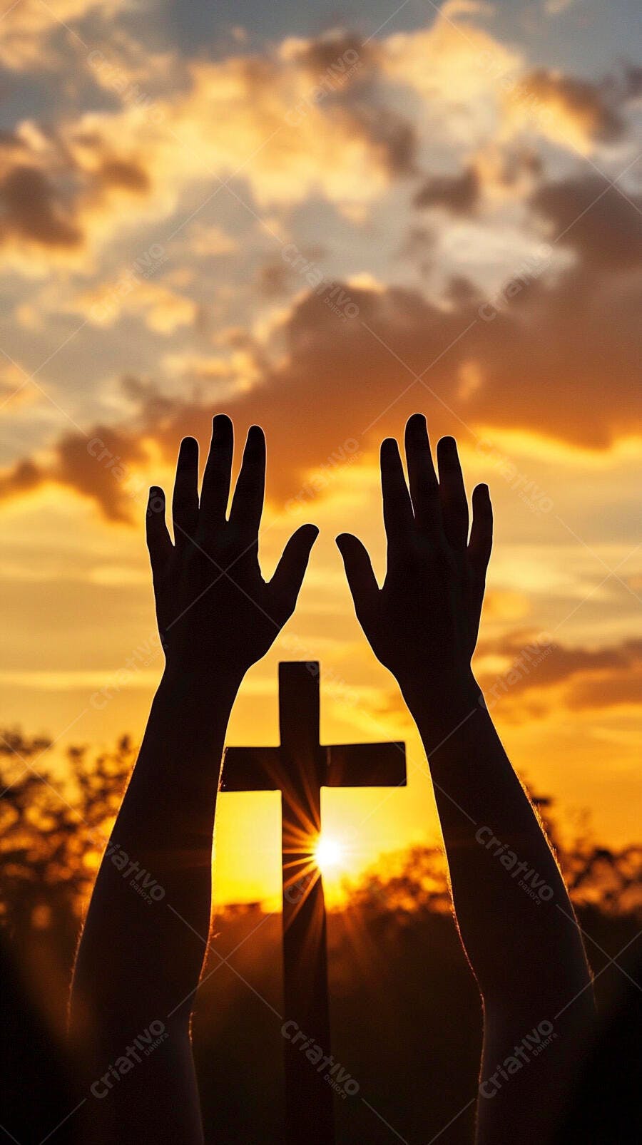 Mãos em oração e cruz silhueta ao pôr do sol dourado céu com nuvens