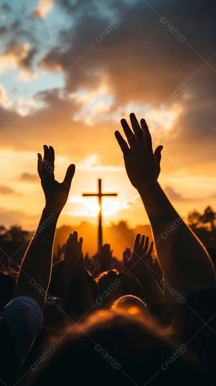 Mãos levantadas adorando a cruz em pôr do sol dourado