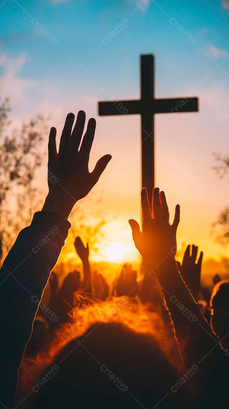 Mãos erguidas em adoração ao pôr do sol com cruz em silhueta