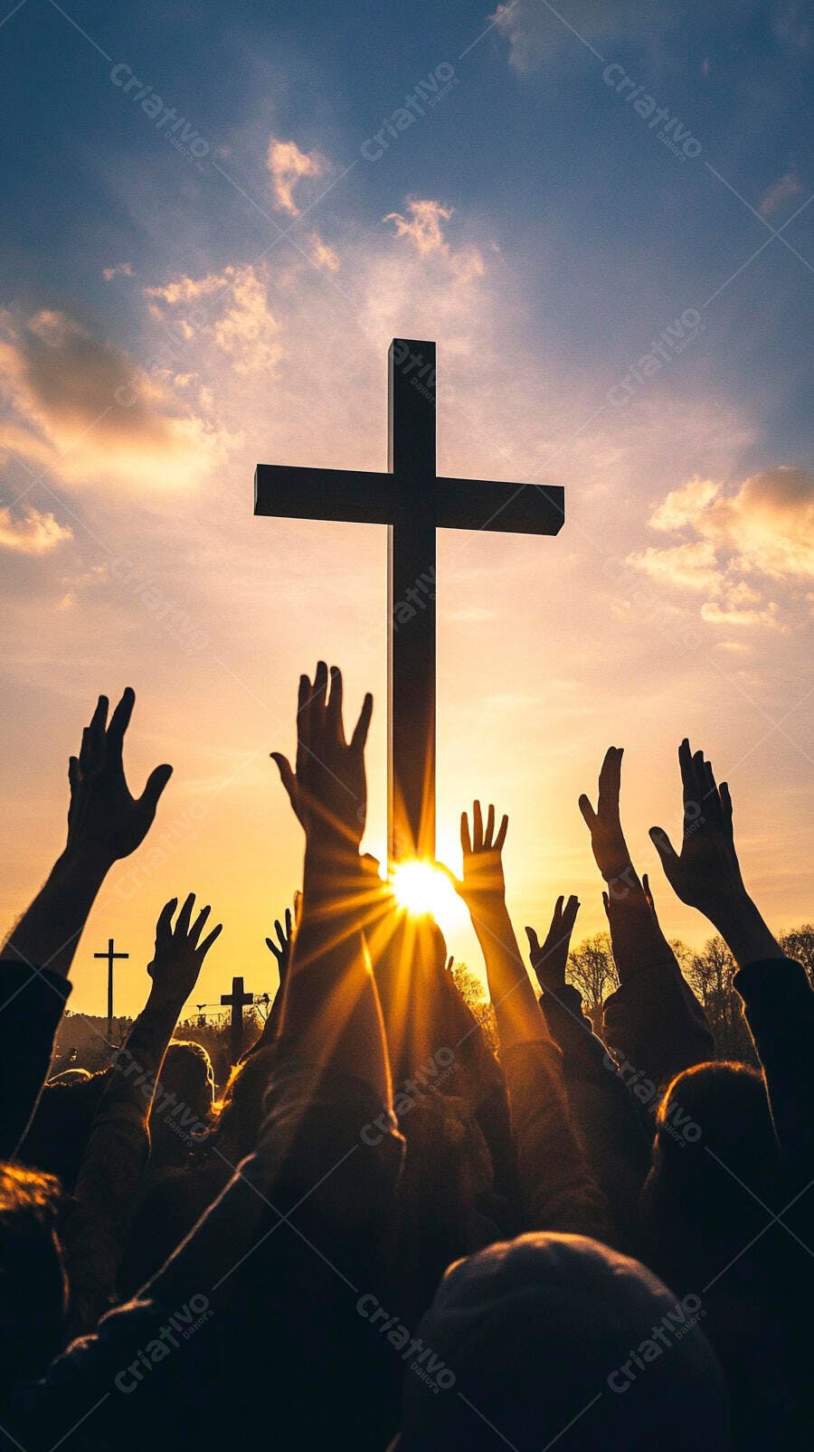 Multidão adorando com mãos erguidas em frente à cruz ao pôr do sol laranja